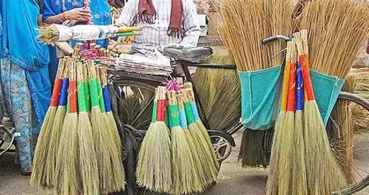 ज्योतिष शास्त्र के साथ वास्तु शास्त्र में भी झाड़ू से जुड़े कई नियम