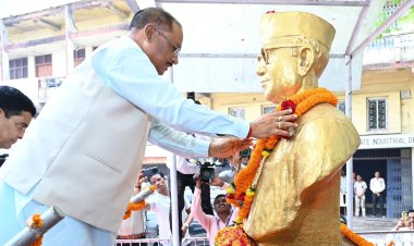 मुख्यमंत्री श्री विष्णु देव साय जी ने डॉ. खूबचंद बघेल जी की जयंती पर उनका पुण्य स्मरण कर सादर नमन किया।