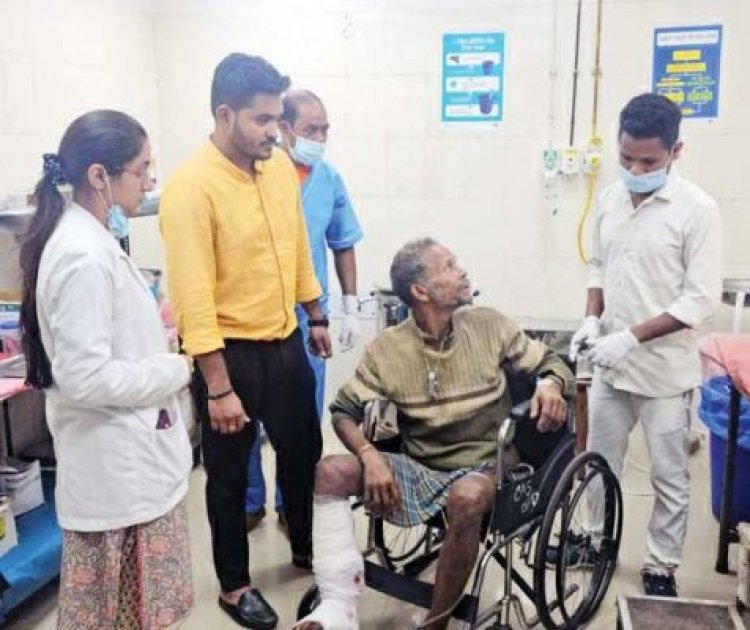 दो ग्रामीणों को लगी गोली फल खाने गए थे जंगल