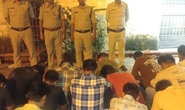 मंदसौर में कोतवाली पुलिस की कार्रवाई:दबिश देकर 15 जुआरी पकड़े, कब्जे से लाखों में कैश बरामद