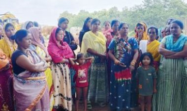 महिलाओं ने रोकी कचरा गाड़ी, किया विवाद