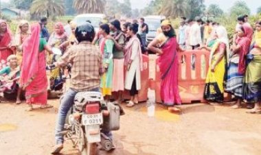 नारायणपुर-ओरछा मार्ग बदहाल, सैकड़ों महिलाओं का चक्काजाम दूसरे दिन भी जारी