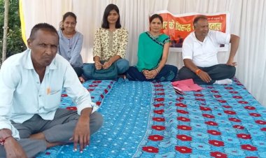 'RTO कर्मचारियों की मिलीभगत से भ्रष्टाचार हो रहा...':आरोप लगाते हुए भूख हड़ताल पर बैठा परिवार, अधिकारी बोले- एजेंट्स का आपसी झगड़ा