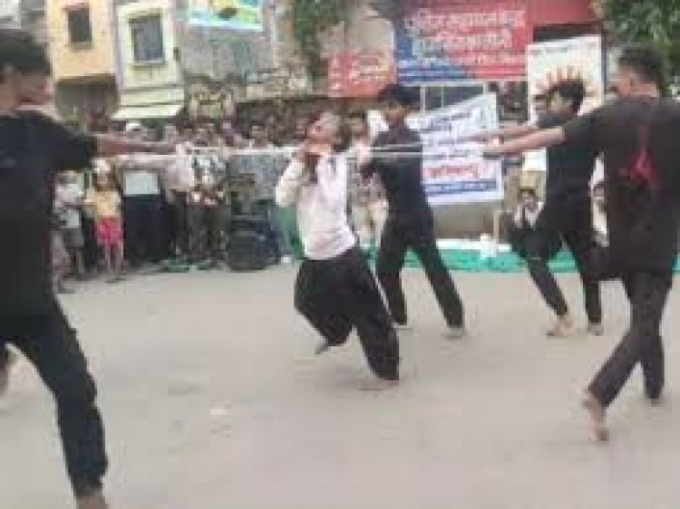 बालिका अपराध पर नुक्कड़ नाटक हुआ:इंसानियत ग्रुप के कलाकारों ने दी प्रस्तुति, पुलिस ने चलाया अभिमन्यु अभियान