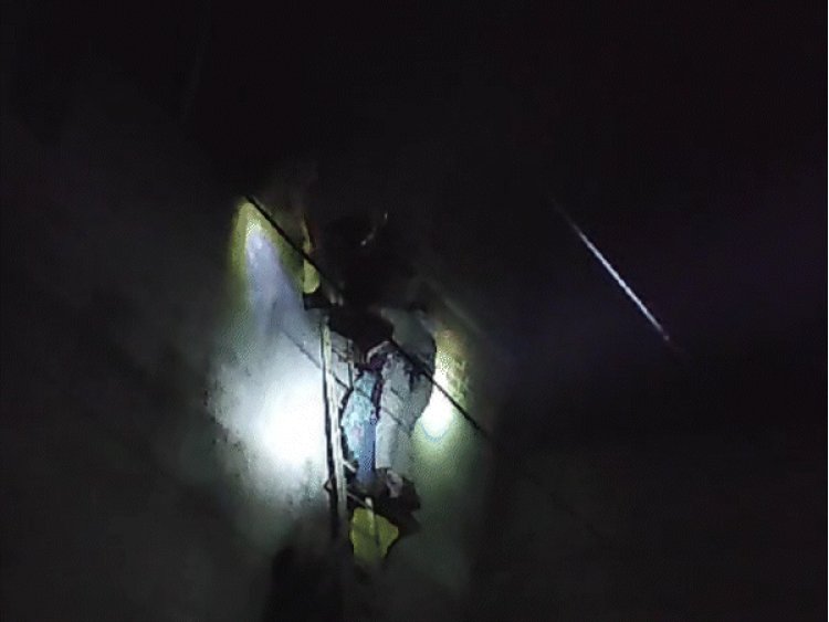 आग में फंसे लोगों का रेस्क्यू, साड़ी से बांधकर उतारा:भोपाल के करोंद में 3 मंजिला बिल्डिंग पर फंसा था परिवार; 9 को बचाया