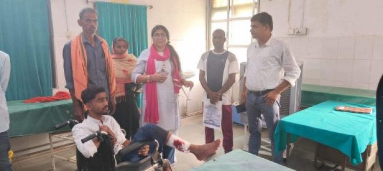 दुर्गा विसर्जन के दौरान लाठीचार्ज, एक युवक के पैर में लगी गोली