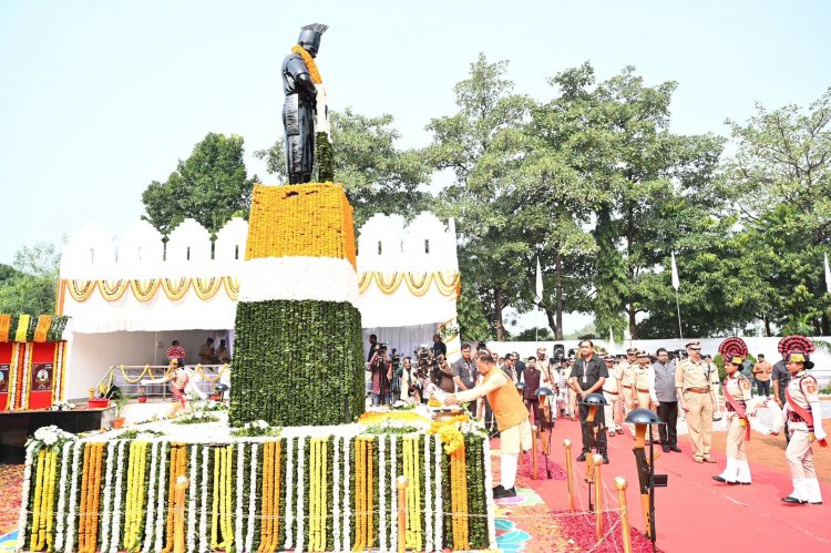 पुलिस स्मृति दिवस के अवसर पर आज छत्तीसगढ़ के माना स्थित चौथी बटालियन परिसर में मुख्यमंत्री श्री विष्णु देव साय ने शहीद जवानों को श्रद्धांजलि अर्पित की।
