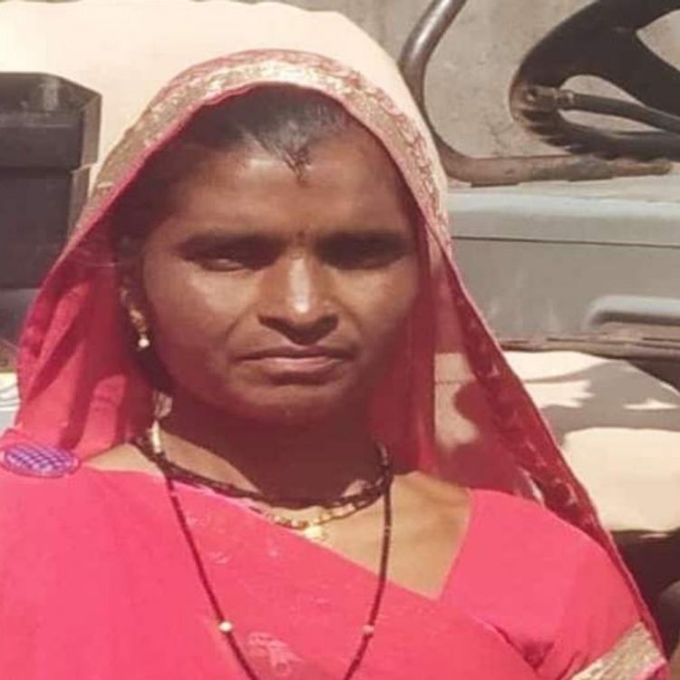 पति के साथ बाइक से जा रही महिला गिरी, मौत:इंदौर में पुल पर बिगड़ा बाइक का संतुलन; चोइथराम मंडी जा रहे थे दंपति