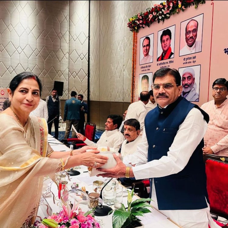 खंडवा-बुरहानपुर में ट्रेन कनेक्टिविटी बढ़ाने सांसद ने रखी मांग:भोपाल में सांसदों के साथ महाप्रबंधक पश्चिम मध्य रेलवे की बैठक में शामिल हुए