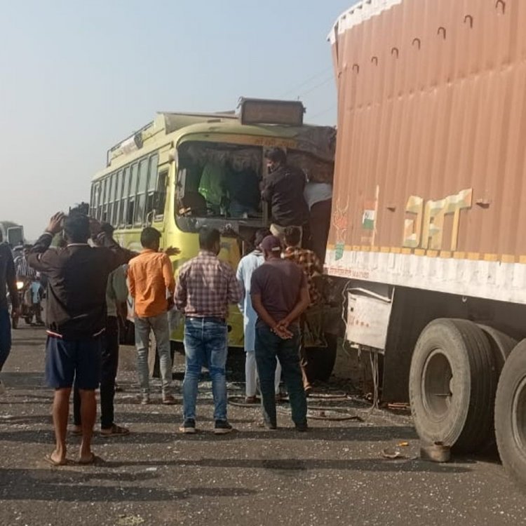 विदिशा में भीषण सड़क हादसा:सड़क किनारे खड़े कंटेनर से भिड़ी बस, 9 यात्री घायल; सिरोंज से बासौदा जा रही थी
