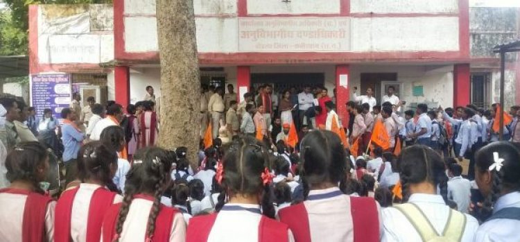 आत्मानंद विद्यालय के छात्र-छात्राओं ने घेरा एसडीएम दफ्तर