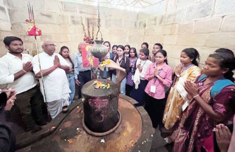 सरगुजा की सांस्कृतिक स्मारकों का अवलोकन करने शोधार्थियों के साथ बस में सफर कर महेशपुर पहुंचे सांसद चिंतामणि महाराज