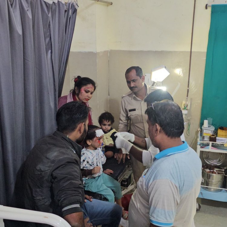 शाजापुर में चलती बाइक का टायर फटने से हादसा:1 पुरुष, 1 महिला समेत दो बच्चियां हुई घायल, डायल 100 की मदद से अस्पताल पहुंचाया