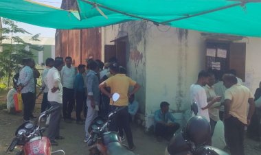 यूरिया के लिए किसानों की जद्दोजहद:सुबह से कतारों में लग रहे, दो बीघा पर एक बैग मिल रहा, बोले- गेहूं, चना के लिए अधिक जरूरत