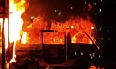 गैस रिफिलिंग के दौरान ब्लास्ट, धू-धू कर जली कार...‌VIDEO:जबलपुर में सड़क किनारे घरेलू सिलेंडर से भर रहे थे गैस; आधे घंटे तक रुका ट्रैफिक