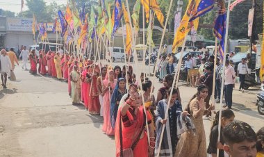 शाजापुर के मां राजराजेश्वरी मंदिर से निकाली निशान यात्रा:महिला-पुरुष हुए शामिल; कल खाटू श्याम मंदिर में होगा भजन संध्या का आयोजन