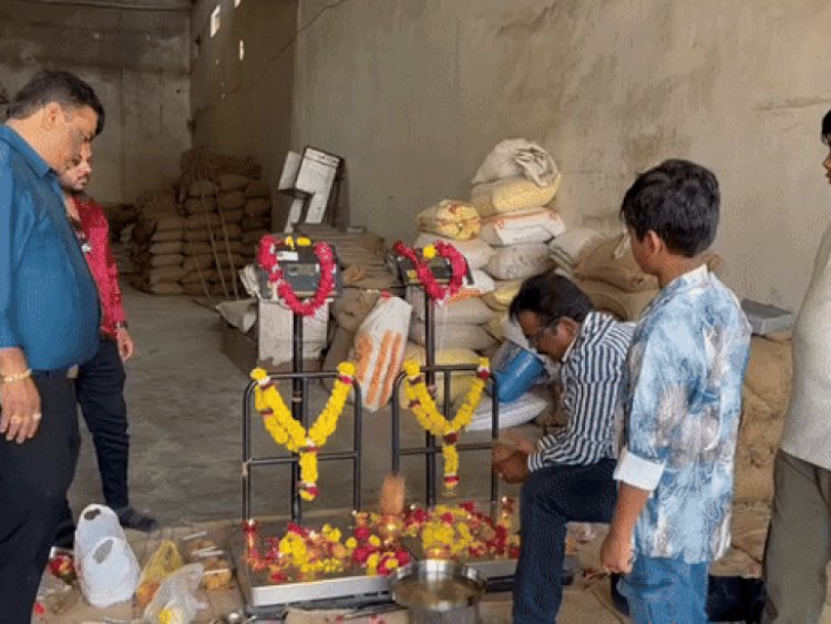 भोपाल की करोंद मंडी में मुहूर्त के सौदे:किसानों का अनाज ऊंचे भाव में खरीदा; जमकर हुई आतिशबाजी