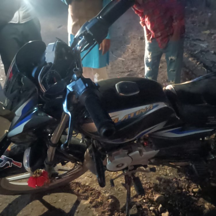 ट्रैक्टर ने बाइक को मारी टक्कर:हादसे में दो भाई घायल; इलाज के दौरान बड़े भाई की मौत, छोटा गंभीर