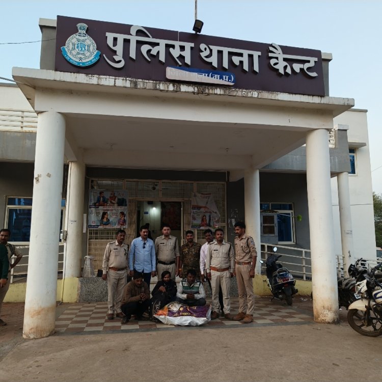 गुना पुलिस ने पकड़े तीन चंदन तस्कर:आगर मालवा जिले से आए थे; चंदन की लकड़ी के 12 टुकड़े मिले; एक लाख कीमत