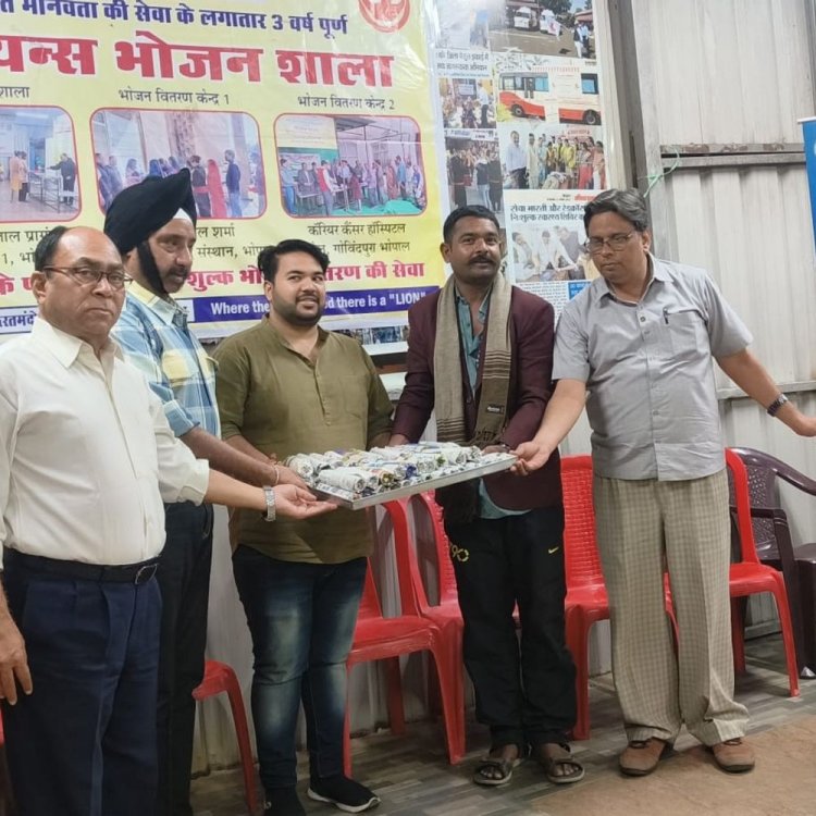 लायंस क्लब न्यू लेक सिटी भोपाल की भोजन सेवा:रेड क्रॉस चिकित्सालय में मरीजों और परिजनों को वितरित किया पौष्टिक भोजन