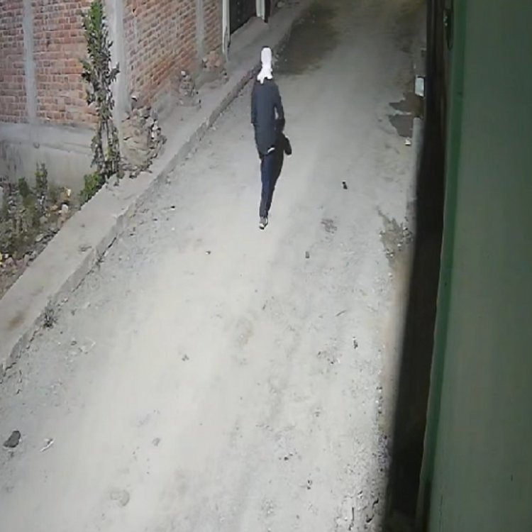 रीवा में सूने घर में चोरी, सामने आया वीडियो:बाइक और गहने लेकर रफूचक्कर हुआ चोर; दिल्ली में रहता है परिवार