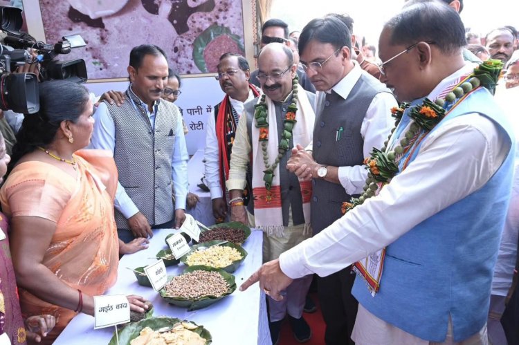 केन्द्रीय मंत्री डॉ. मनसुख मांडविया एवं मुख्यमंत्री श्री विष्णुदेव साय ने जनजातीय प्रदर्शनी में.