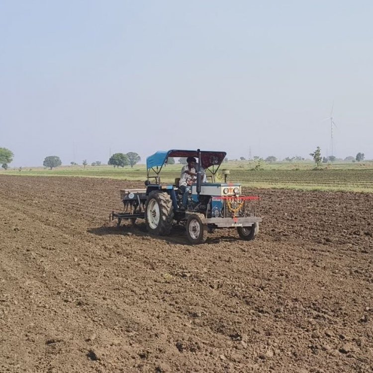 इस बार भरपूर बारिश से बढ़ेगा गेहूं का रकबा:साथ ही लहसुन की बोवाई भी होगी ज्यादा; खेत तैयार करने में जुटे किसान