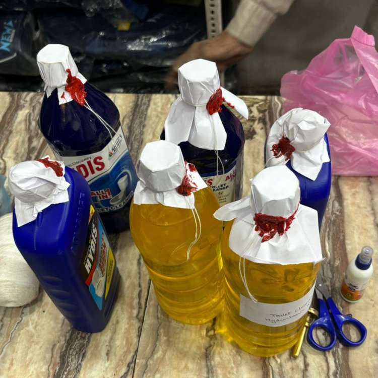 रतलाम में खाद्य और औषधि विभाग कि संयुक्त कार्रवाई:दुकानों का निरीक्षण कर अवैध रूप से बिक रहा एसिड जब्त किया