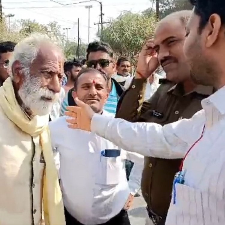 किसानों ने खाद की किल्लत को लेकर विरोध किया:चित्रकूट स्टेट हाइवे पर जाम लगाकर किया प्रदर्शन, एसडीएम ने दी समझाइश