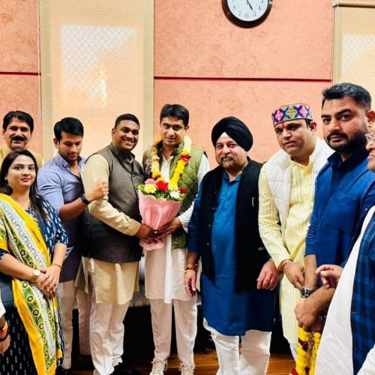 इंदौर में उदय भानु चिब का स्वागत:राष्ट्रीय अध्यक्ष के आगमन पर युवा कांग्रेस नेताओं ने फूल बरसाकर की आतिशबाजी