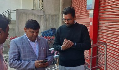 दमोह में रिलायंस का जिओ मार्ट सील:राजस्व की बकाया राशि जमा नहीं करने पर तहसीलदार ने की कार्रवाई