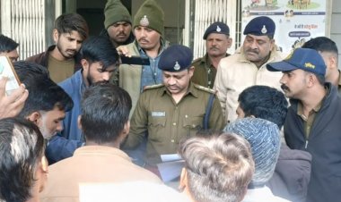 सांची में स्तूप प्रबंधक ने शिव मंदिर से उतरवाए झंडे:पुजारी बोले- पूजा करने से भी रोकते हैं प्रबंधक; हिन्दू संगठन ने थाने पहुंचकर सौंपा ज्ञापन