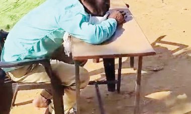 स्कूल समय पर सोते शिक्षक का वीडियो फैला