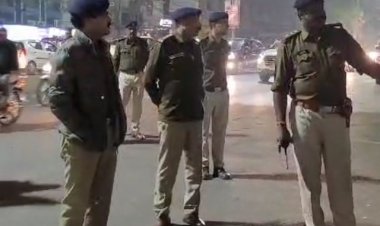 देवास में रात को निरीक्षण करने निकले एसपी:ट्रैफिक में बाधक बन रही गुमठियों को हटाया जाएगा, कट पाइंट को किया जाएगा बंद