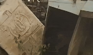 मंडला में रेत से भरा डंपर पेड़ से टकराकर पलटा:ड्राइवर और हेल्पर की मौत; बम्हनी थाना क्षेत्र में देर रात हुआ हादसा