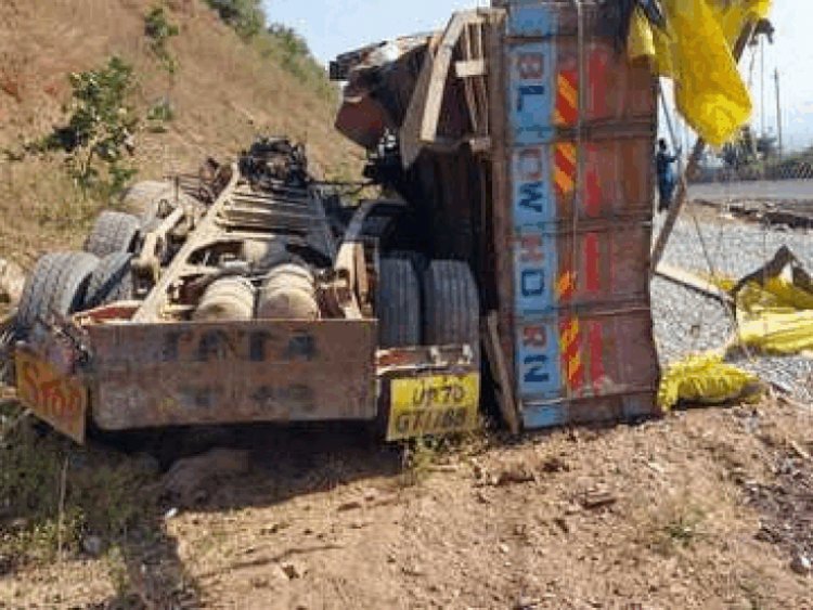 रीवा के सोहागी घाटी में बैक टू बैक हादसे:कार और ट्रक अनियंत्रित होकर पलटा, दो की हालत गंभीर