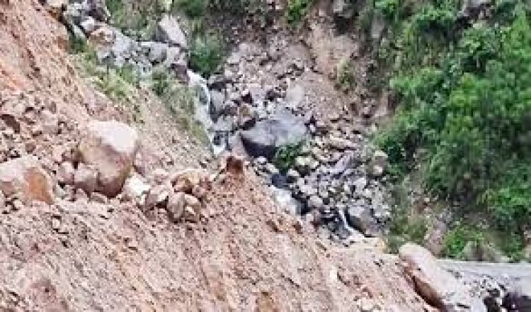 इंडोनेशिया के जावा द्वीप पर भूस्खलन और बाढ़ से 10 लोगों की मौत