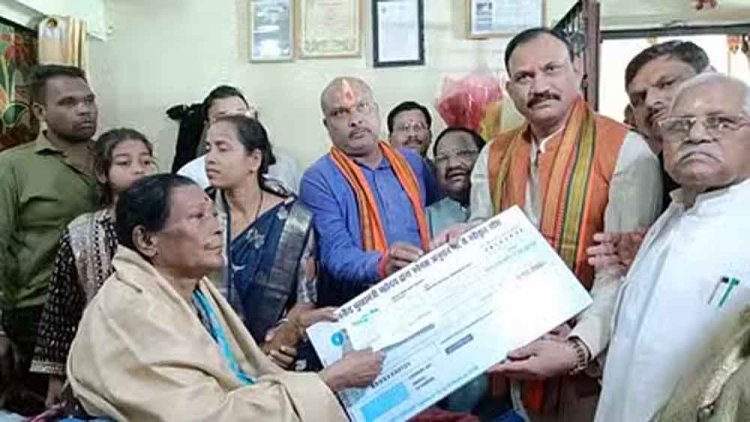 छत्तीसगढ़-दुर्ग में पद्मश्री तीजन बाई के घर पहुंचे स्वास्थ्य मंत्री श्याम बिहारी जायसवाल, हाल जाना और पांच लाख रुपये का दिया चेक