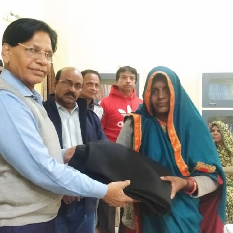 मोहल्ला लाइब्रेरी परदेशीपुरा इंदौर में सेवा कार्य:जरूरतमंद लोगों और बच्चों को बांटे गर्म कपड़े और कंबल