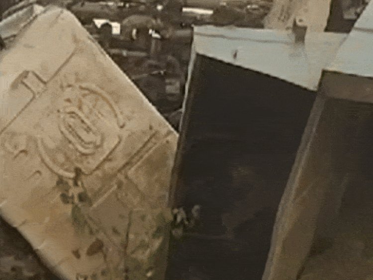 मंडला में रेत से भरा डंपर पेड़ से टकराकर पलटा:ड्राइवर और हेल्पर की मौत; बम्हनी थाना क्षेत्र में देर रात हुआ हादसा