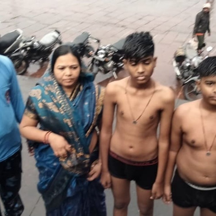 उज्जैन की शिप्रा नदी में नहाते वक्त डूबे दो बच्चे:बचाने कूदी मां, एसडीईआरएफ जवानों ने तीनों को सुरक्षित निकाला