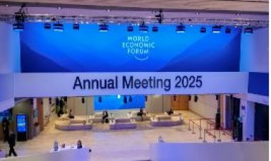 बेकहम को पुरस्कार, अंटार्कटिका के संकट पर संगीत प्रस्तुति के साथ डब्ल्यूईएफ की बैठक की शुरुआत