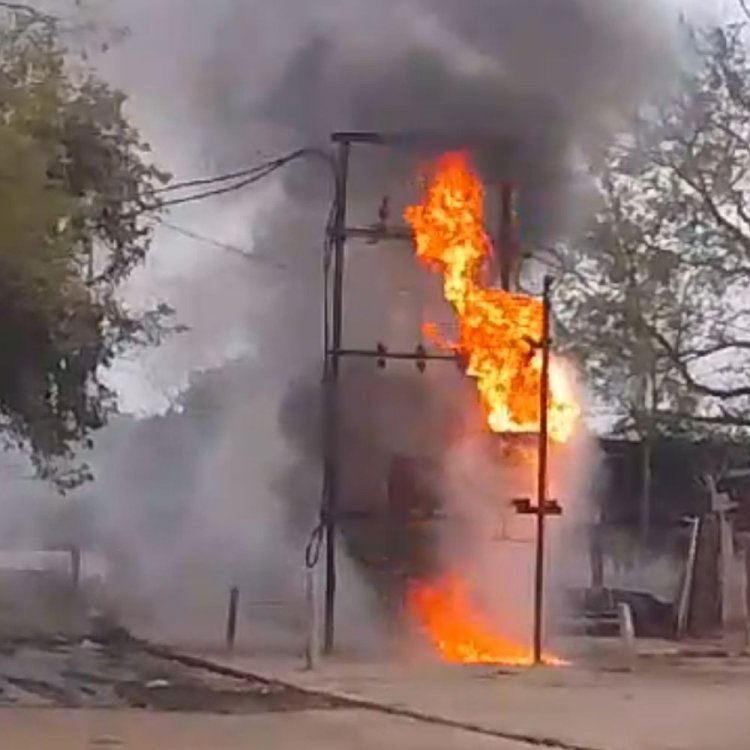 अशोकनगर में ​​​​​​​ट्रांसफार्मर में लगी आग:5 मिनट तक उठती रही लपटें, कुछ दिनों से हो रही थी स्पार्किंग