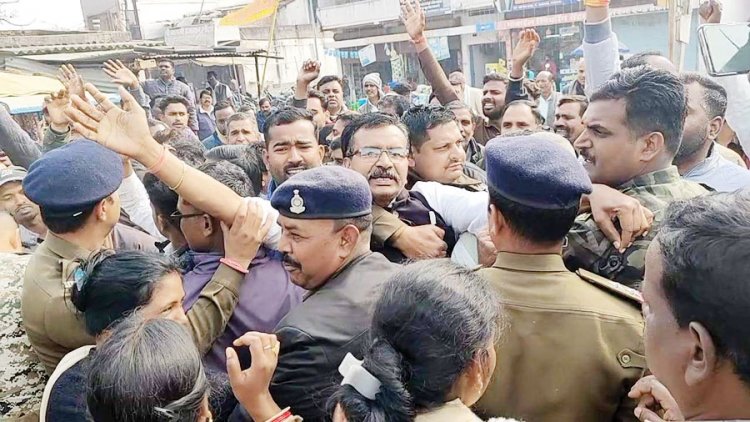 पिछड़ा वर्ग मोर्चा का धरना-प्रदर्शन,  पुलिस और प्रदर्शनकारियों के बीच झूमाझटकी, सौंपा ज्ञापन