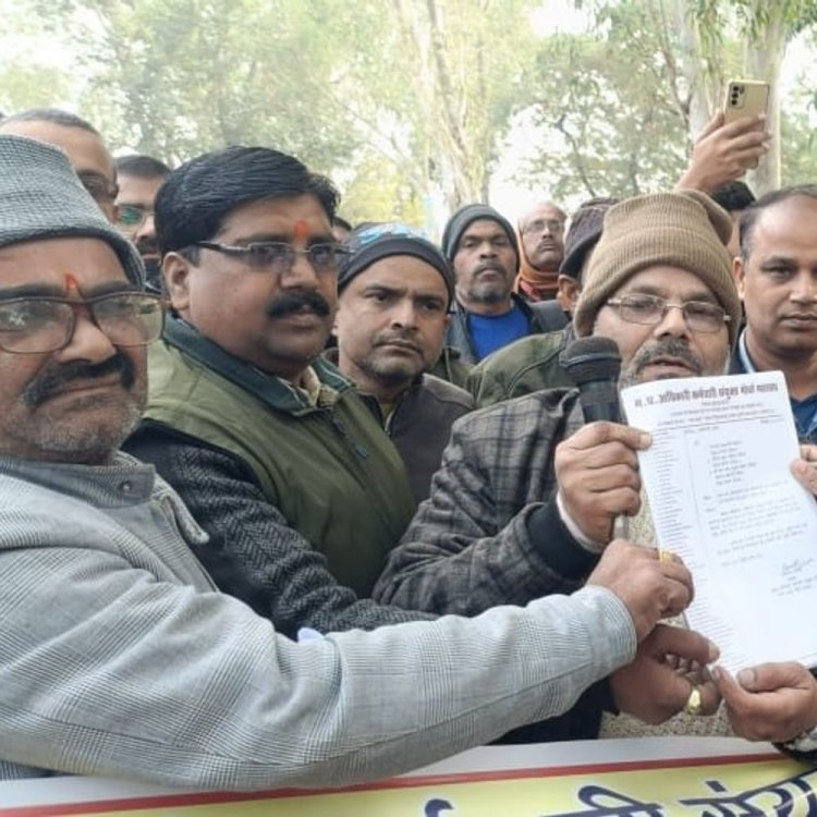 सीधी में संयुक्त मोर्चा ने कलेक्टर को सौंपा ज्ञापन:कर्मचारियों ने विरोध प्रदर्शन किया, समान वेतन और अनुकंपा नियुक्ति की मांग