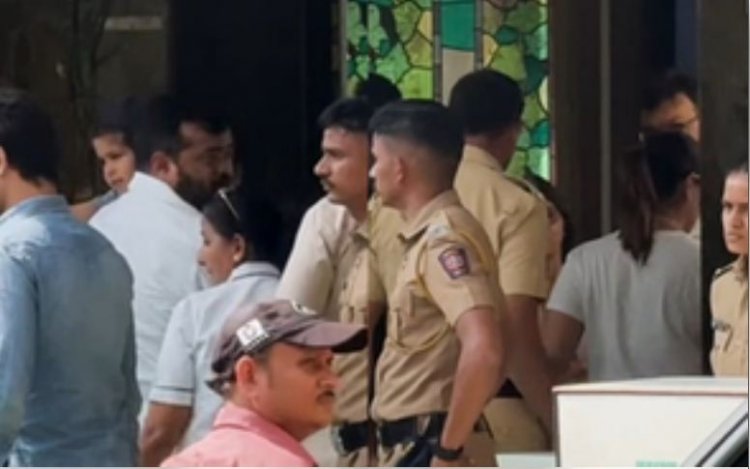 सैफ अली खान हमला : मां करीना कपूर के साथ पिता से मिलने अस्पताल पहुंचे जेह और तैमूर