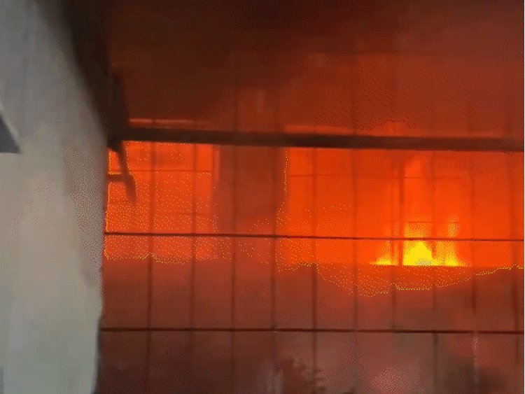 भोपाल के खानूगांव में 3 मंजिला बिल्डिंग में आग:सिलाई सेंटर में भड़की, थर्ड फ्लोर तक पहुंची; 50 लोगों का रेस्क्यू