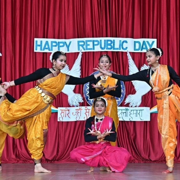 माउंट कार्मल स्कूल में गणतंत्र दिवस समारोह:देशभक्ति के रंग में रंगे छात्र, विक्रम-बेताल नाटक से दिया संस्कृति का संदेश