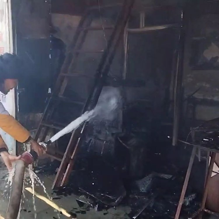 शिवपुरी के कंप्यूटर सेंटर में लगी आग:कंप्यूटर-फोटो कॉपी मशीन, कैमरा सहित लाखों का सामान जला; फायर बिग्रेड ने पाया काबू