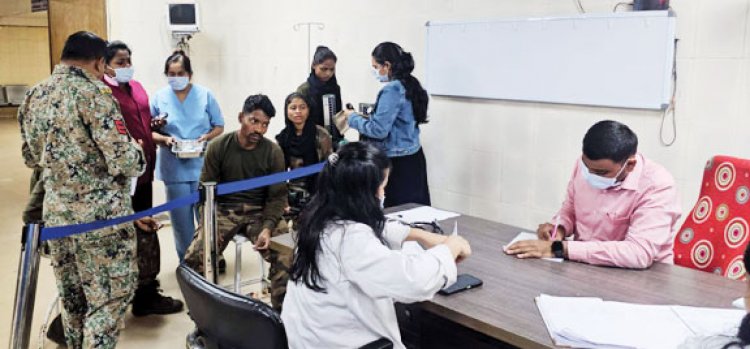 नक्सल ऑपरेशन पर निकले जवान हुए बीमार, एक महिला जवान गिरी पत्थर पर